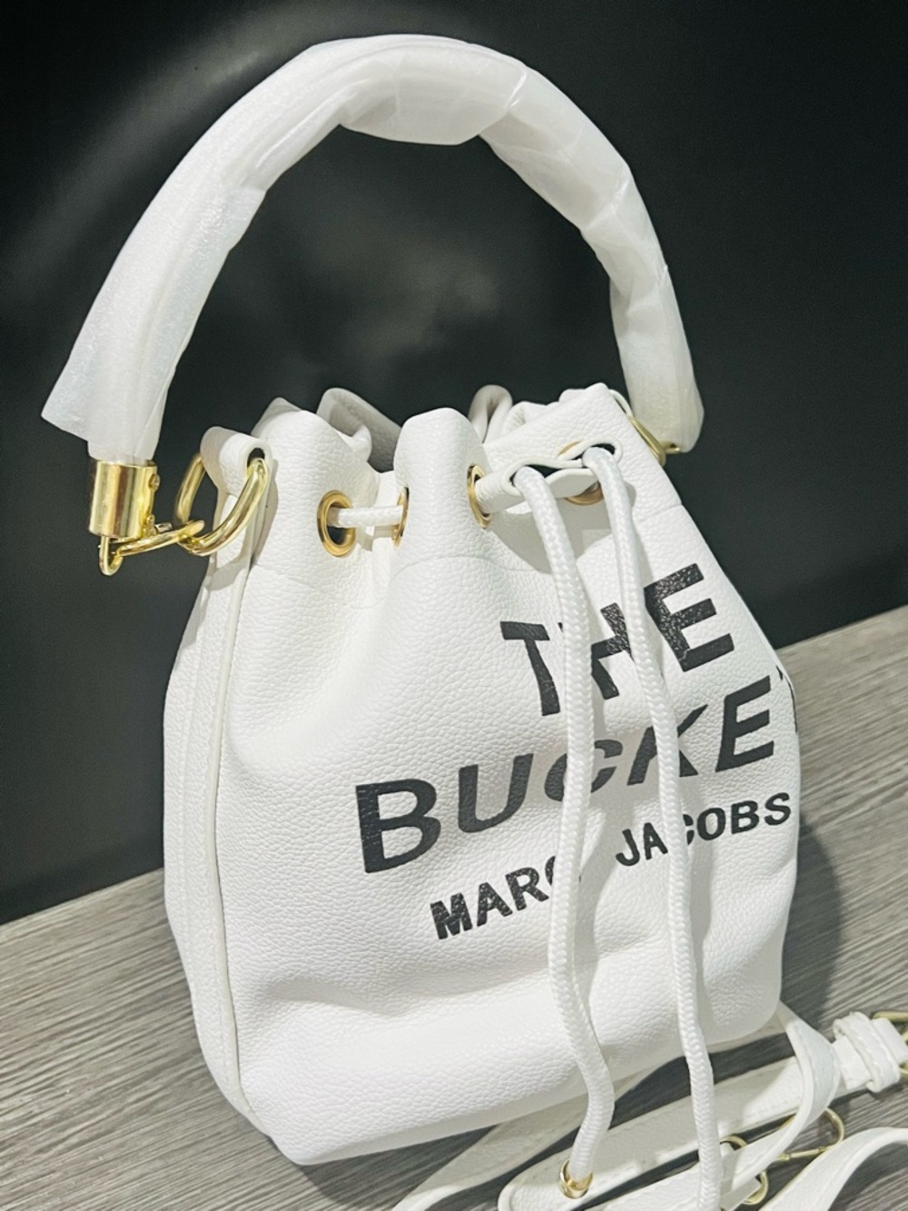 Marc Jacobs White Leather The Bucket Drawstring Shoulder Bag - Picture 2 of 4